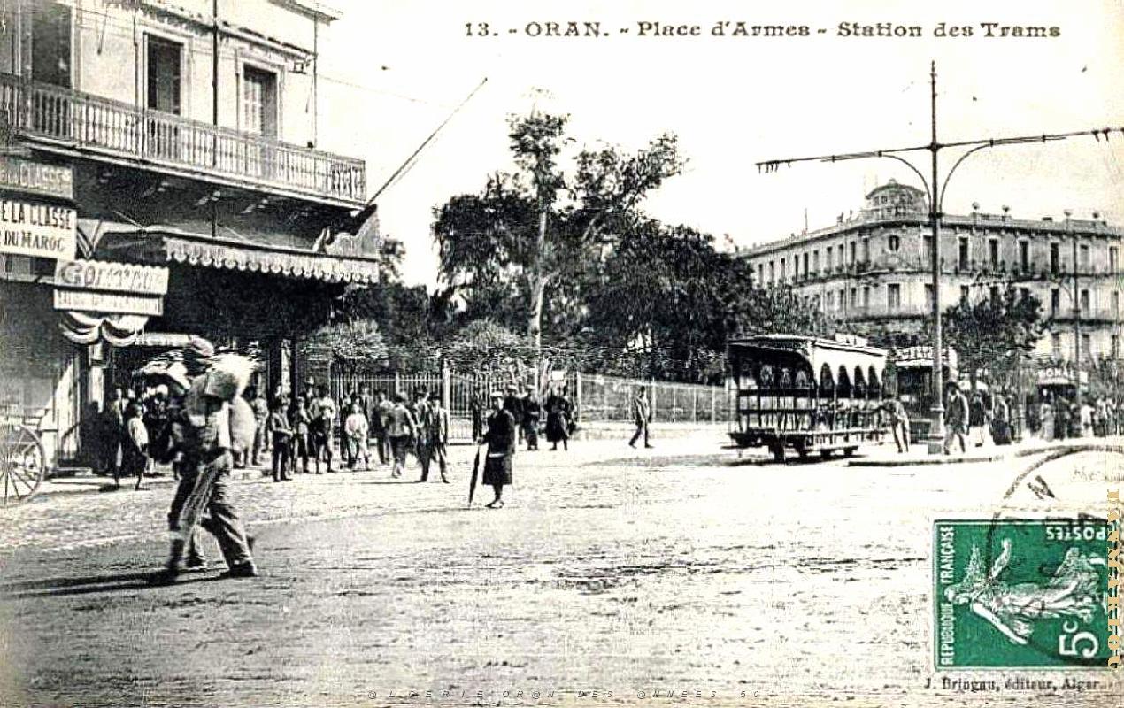 PA c- 002- Place d'Armes- trams et autobus.jpg